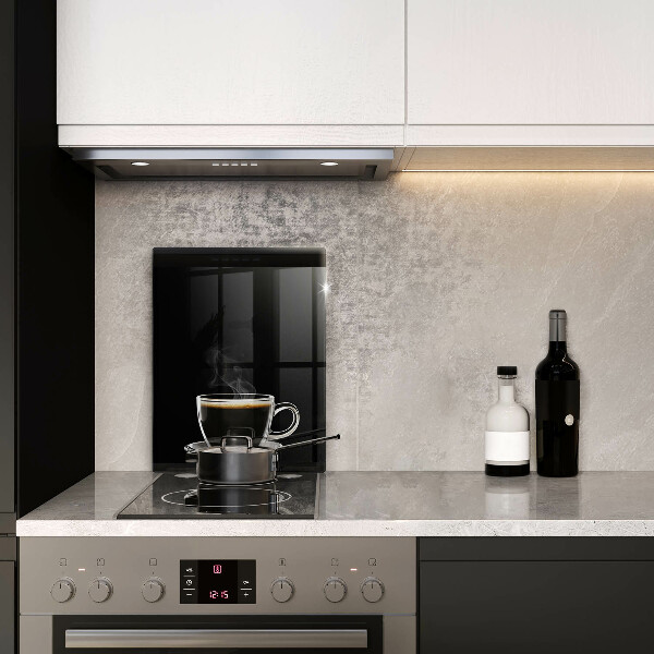 Protection plaque induction Un verre de café chaud