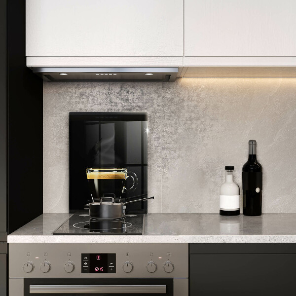 Protection plaque induction Un verre de café noir