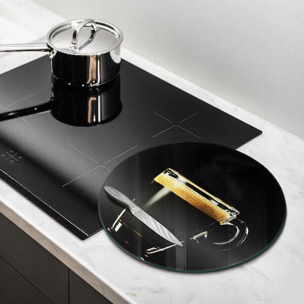 Protection plaque induction Un verre de café noir