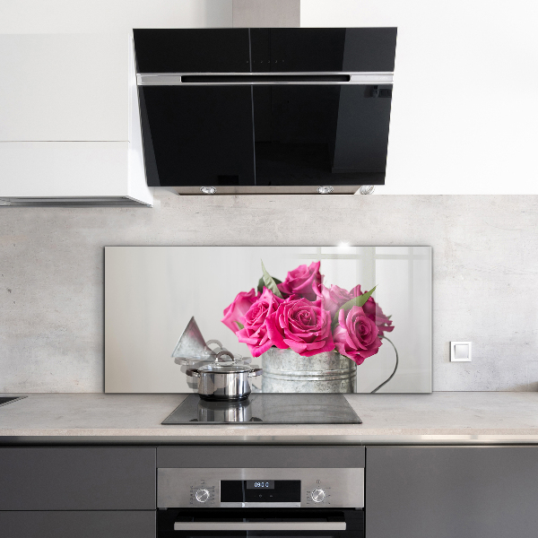 Crédence cuisine en verre Arrosoir avec un bouquet de roses