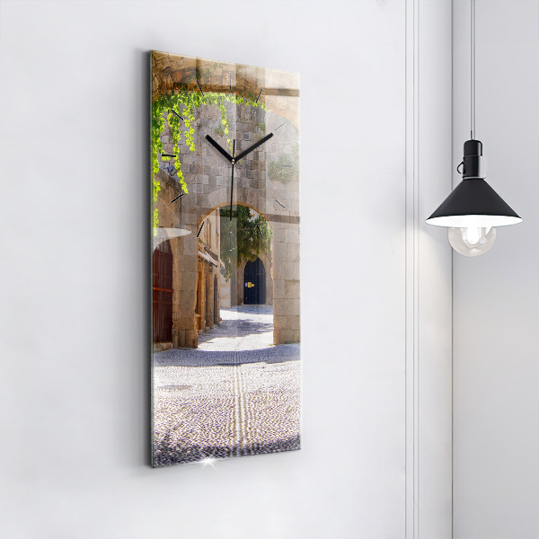 Horloge rectangulaire verticale Rue pittoresque de Rhodes