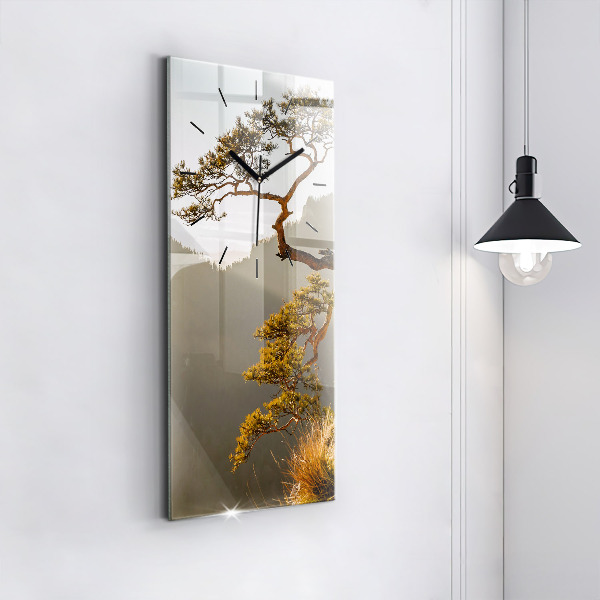 Horloge rectangulaire verticale Un arbre dans les montagnes