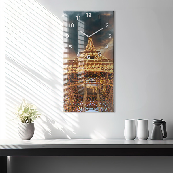 Horloge rectangulaire verticale La Tour Eiffel contre les nuages