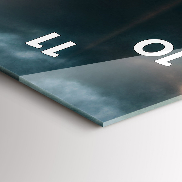 Horloge rectangulaire verticale La Tour Eiffel contre les nuages