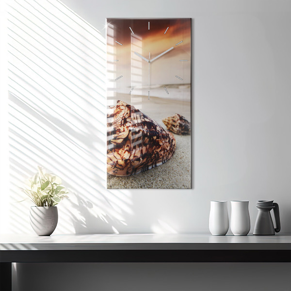 Horloge rectangulaire verticale Un coquillage sur la plage