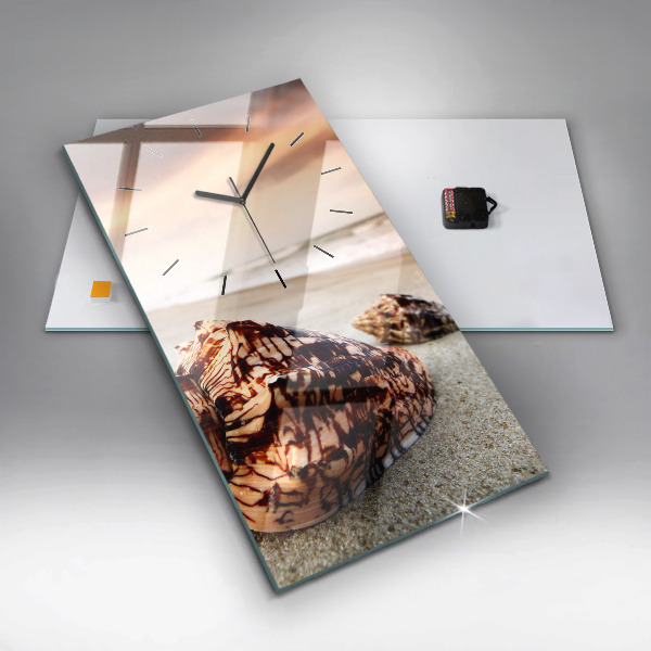 Horloge rectangulaire verticale Un coquillage sur la plage