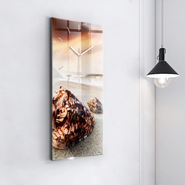 Horloge rectangulaire verticale Un coquillage sur la plage