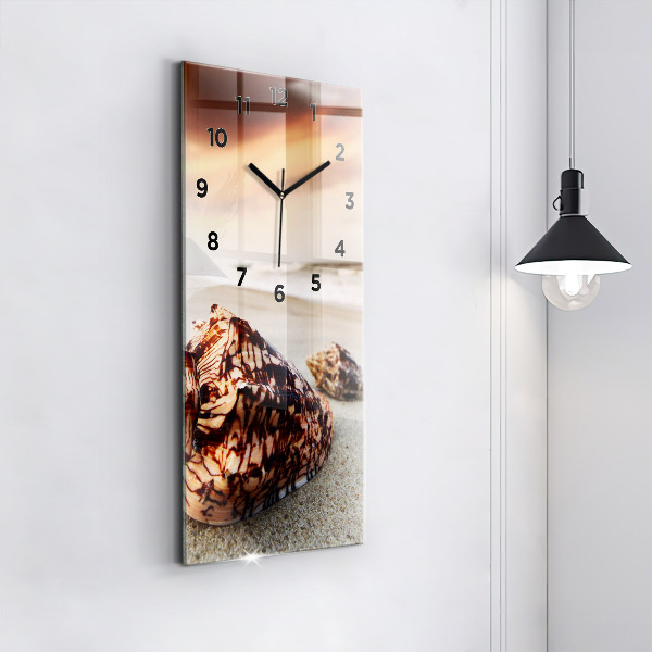 Horloge rectangulaire verticale Un coquillage sur la plage