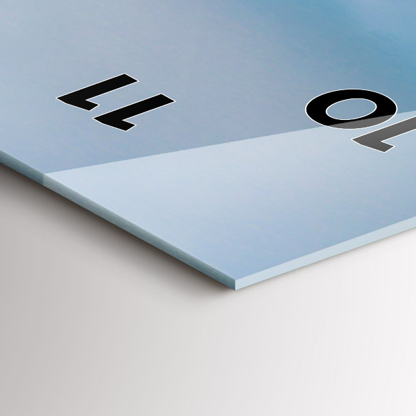 Horloge murale verticale Tête de girafe contre le ciel