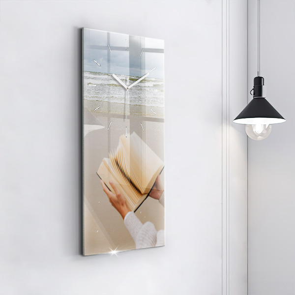 Horloge murale verticale Un moment avec un livre