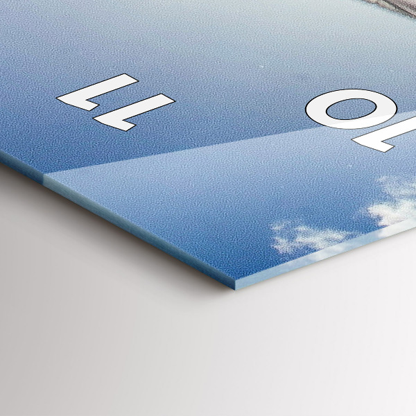 Horloge murale verticale Le drapeau polonais contre le ciel