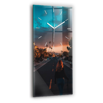 Horloge murale verticale Femme sur la route