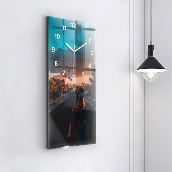 Horloge murale verticale Femme sur la route