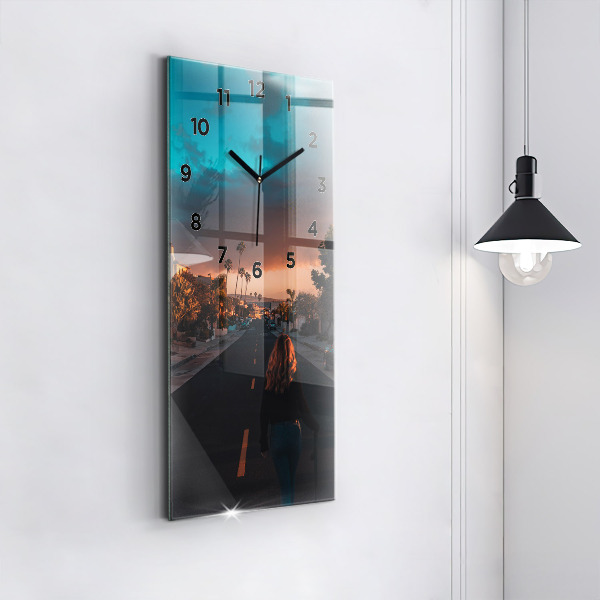 Horloge murale verticale Femme sur la route