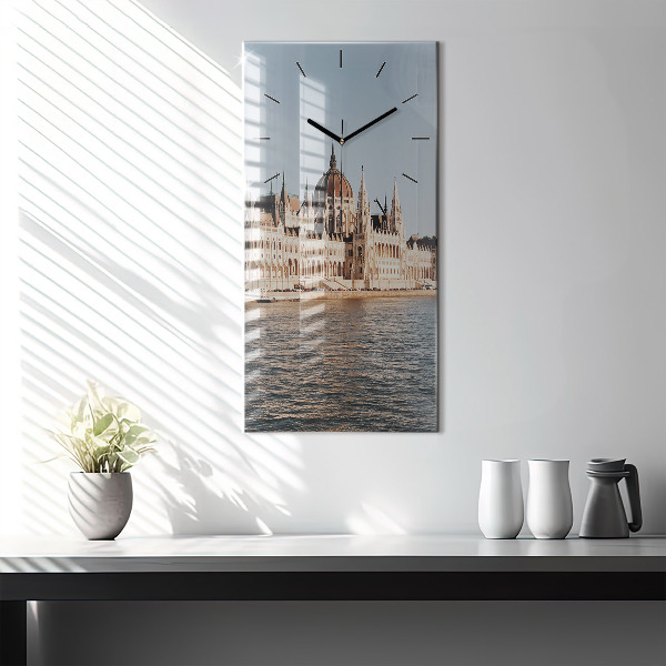 Horloge murale verticale Parlement à Budapest