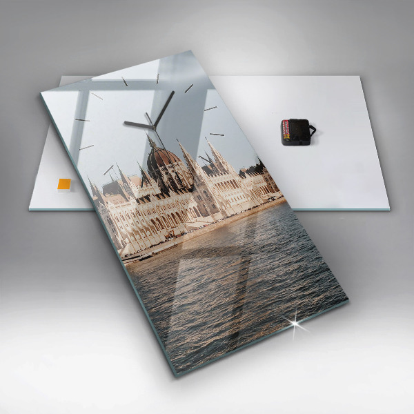 Horloge murale verticale Parlement à Budapest