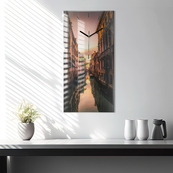 Horloge murale verticale Vue du canal dans la ville