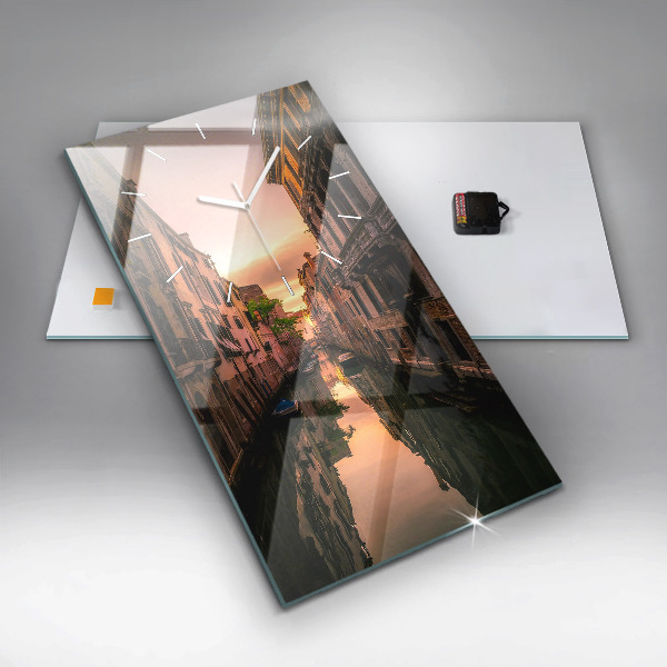 Horloge murale verticale Vue du canal dans la ville