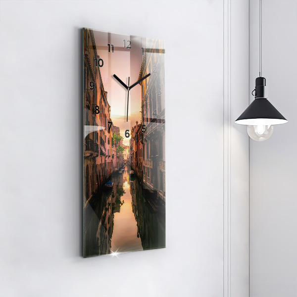 Horloge murale verticale Vue du canal dans la ville