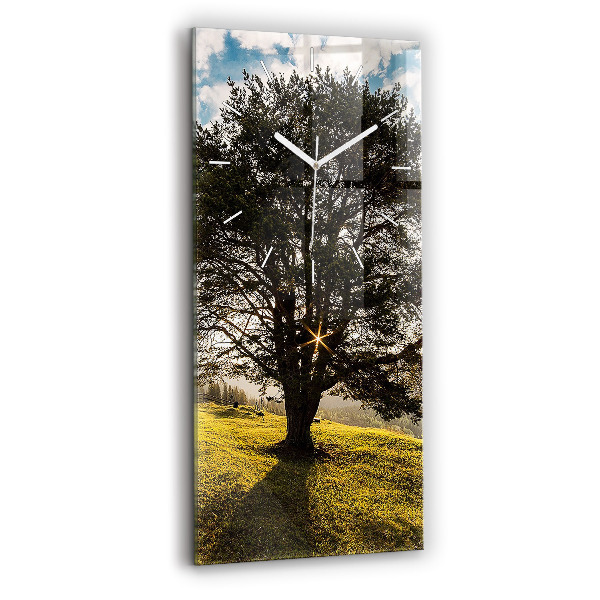 Horloge murale verticale Un arbre sur une colline