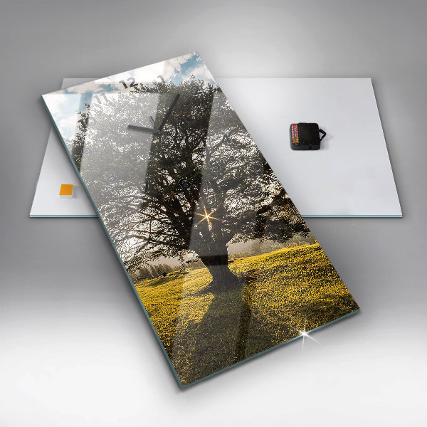 Horloge murale verticale Un arbre sur une colline