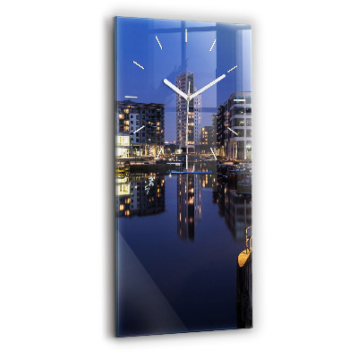Horloge rectangulaire verticale La ville illuminée la nuit