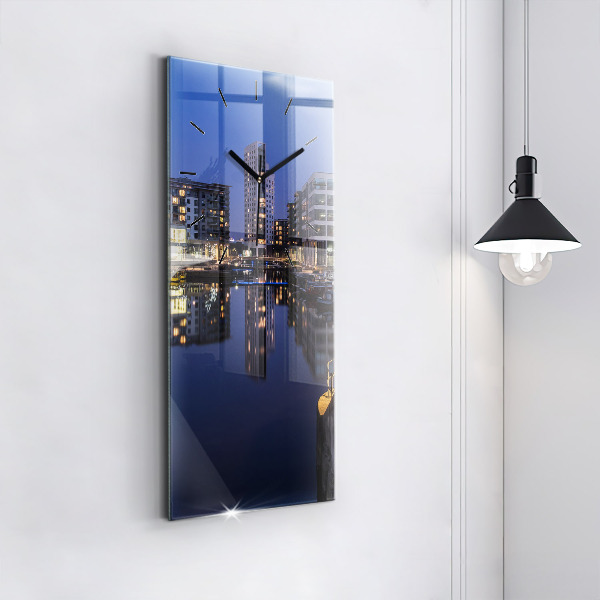 Horloge rectangulaire verticale La ville illuminée la nuit