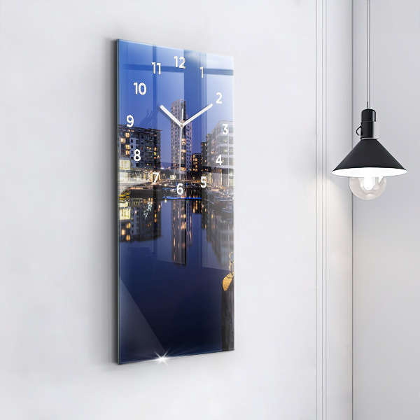 Horloge rectangulaire verticale La ville illuminée la nuit