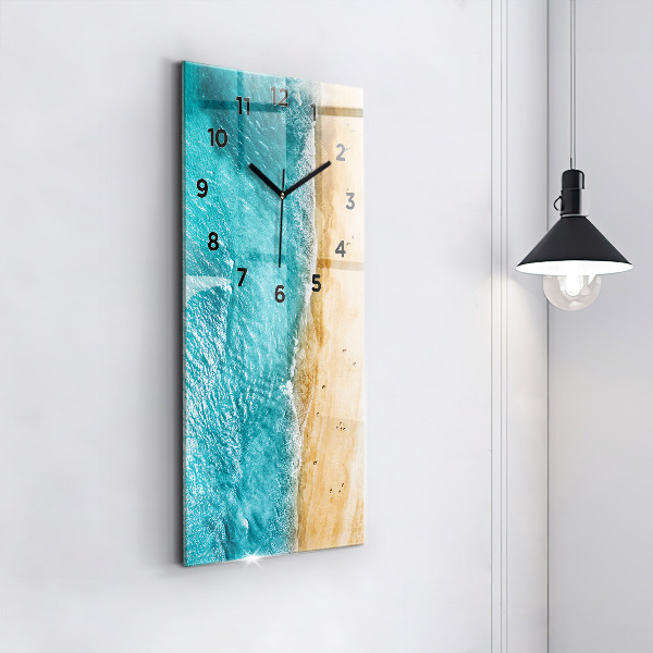 Horloge rectangulaire verticale gens de la plage de la mer