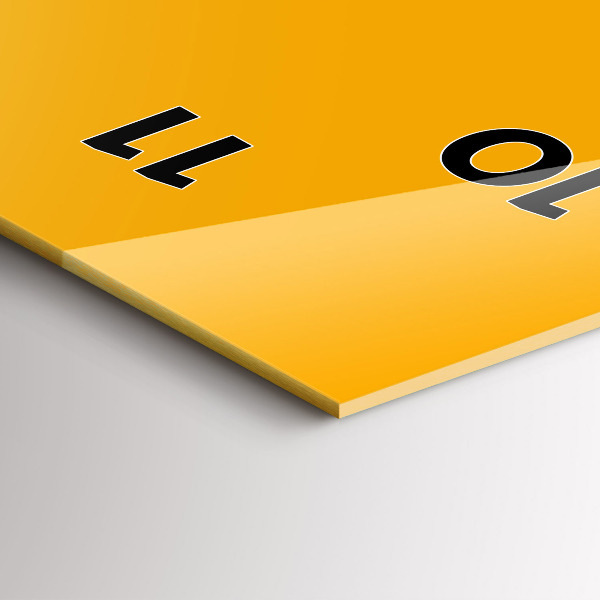 Horloge murale verticale Couleur jaune doré