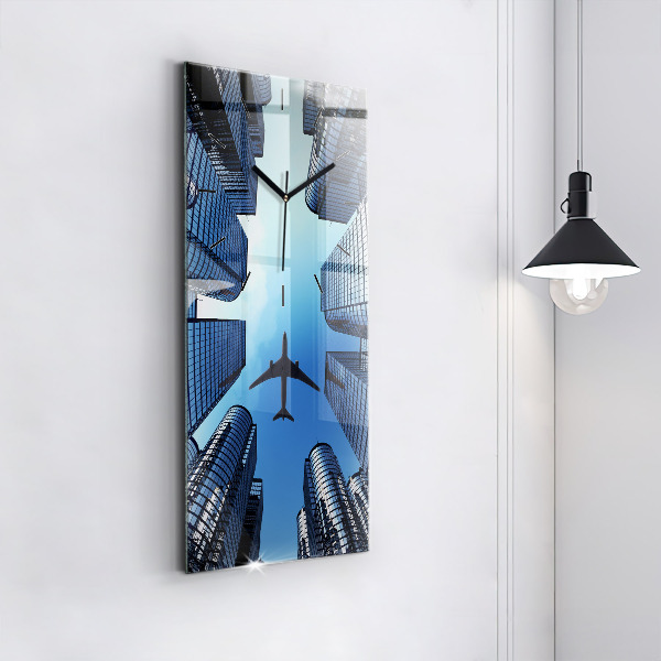 Horloge rectangulaire verticale Avion au-dessus des bâtiments