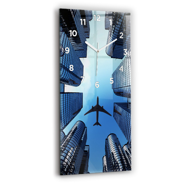 Horloge rectangulaire verticale Avion au-dessus des bâtiments