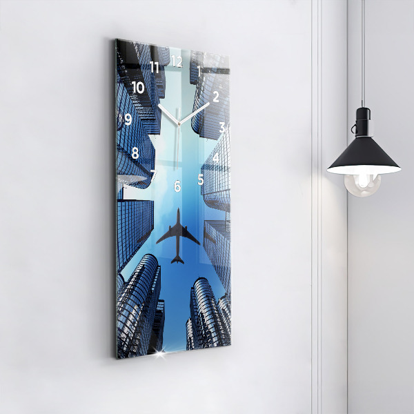 Horloge rectangulaire verticale Avion au-dessus des bâtiments