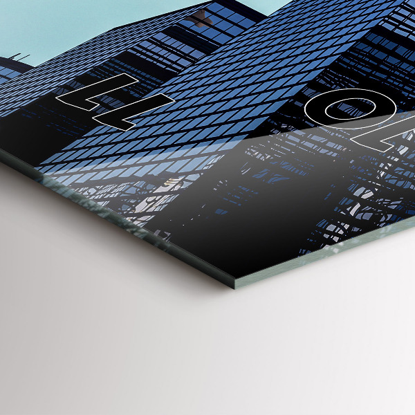 Horloge rectangulaire verticale Avion au-dessus des bâtiments