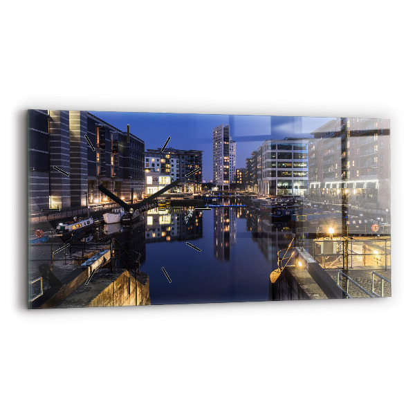 Horloge rectangulaire horizontale La ville illuminée la nuit