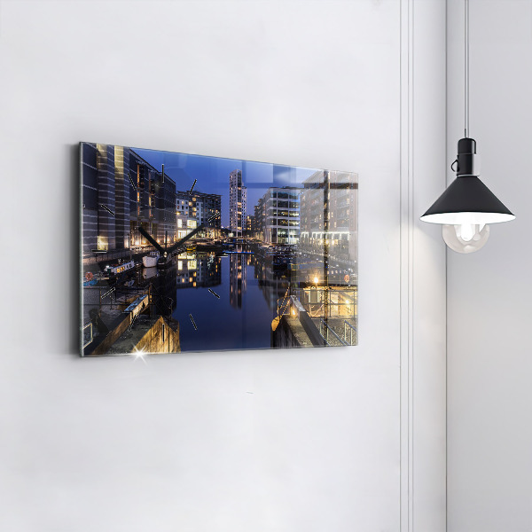 Horloge rectangulaire horizontale La ville illuminée la nuit