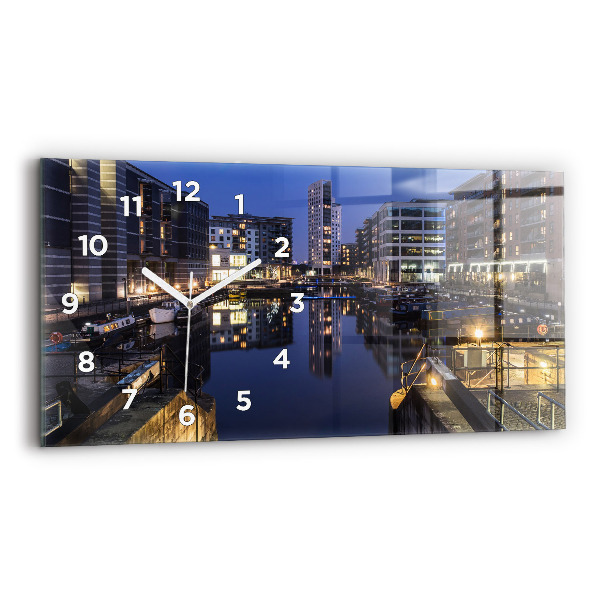 Horloge rectangulaire horizontale La ville illuminée la nuit