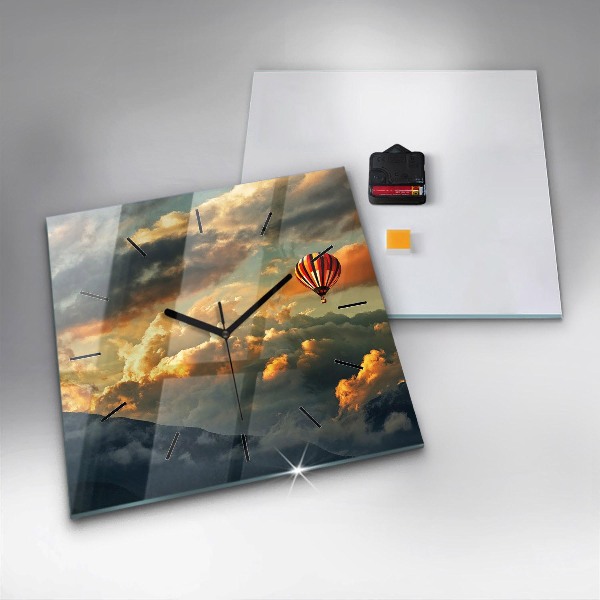 Horloge carrée en verre Vol en montgolfière dans les nuages