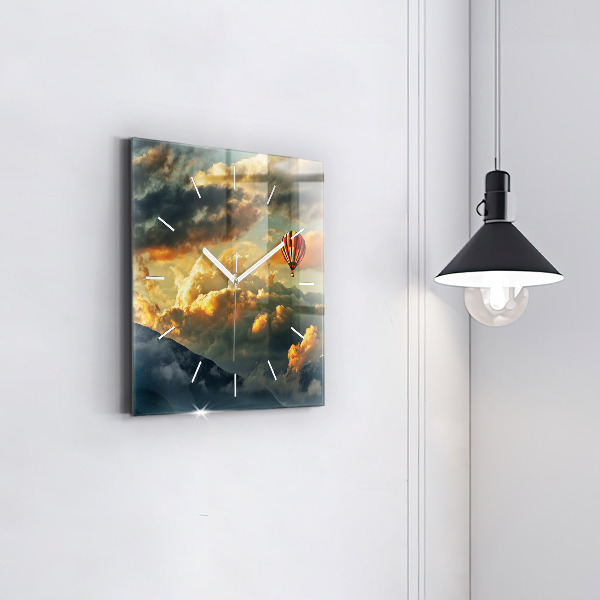 Horloge carrée en verre Vol en montgolfière dans les nuages