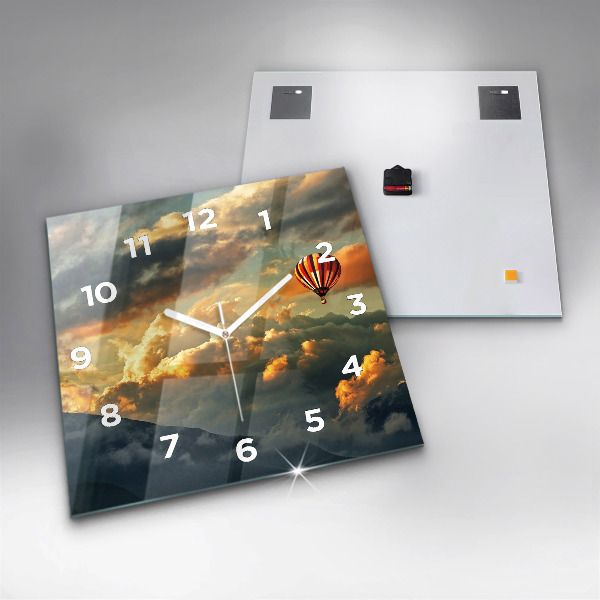 Horloge carrée en verre Vol en montgolfière dans les nuages