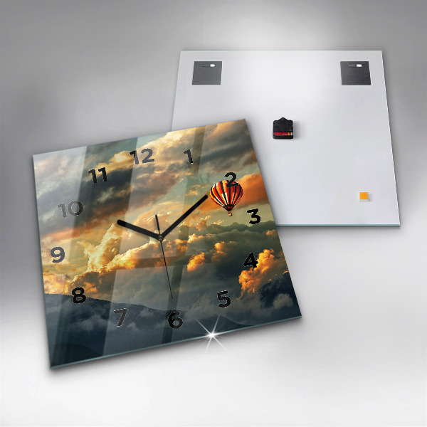 Horloge carrée en verre Vol en montgolfière dans les nuages