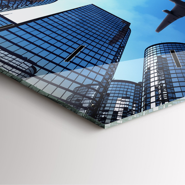 Horloge carrée en verre Avion au-dessus des bâtiments