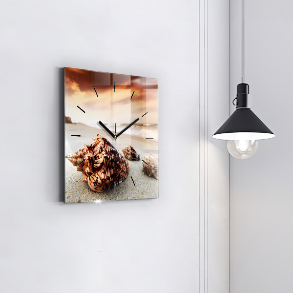 Horloge murale carrée Un coquillage sur la plage