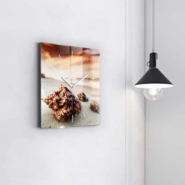 Horloge murale carrée Un coquillage sur la plage