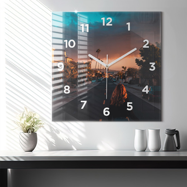 Horloge murale carrée Femme sur la route