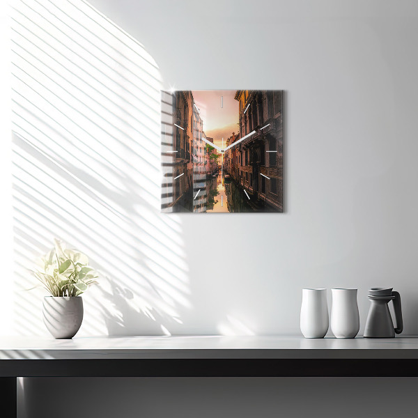 Horloge murale carrée Vue du canal dans la ville