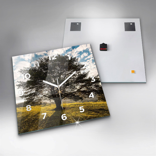 Horloge murale carrée Un arbre sur une colline