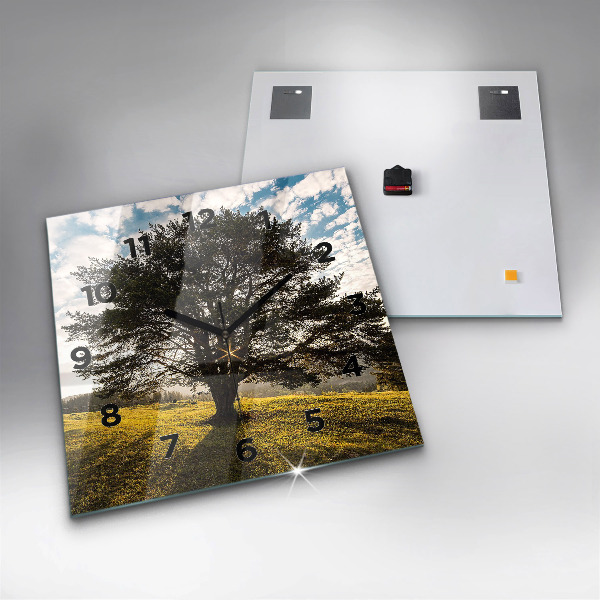 Horloge murale carrée Un arbre sur une colline