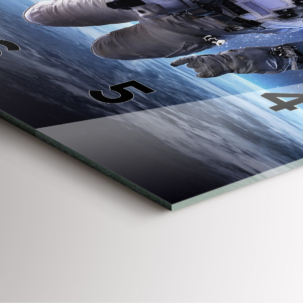 Pendule carrée en verre Astronaute au-dessus de la Terre