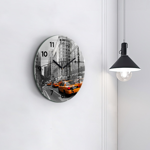 Horloge ronde Manhattan et les taxis